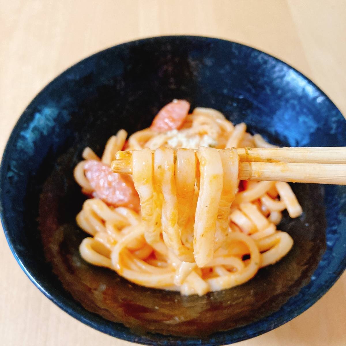 テーブルマーク公式の「レンジだけ！ナポリタン風うどん」のレシピ