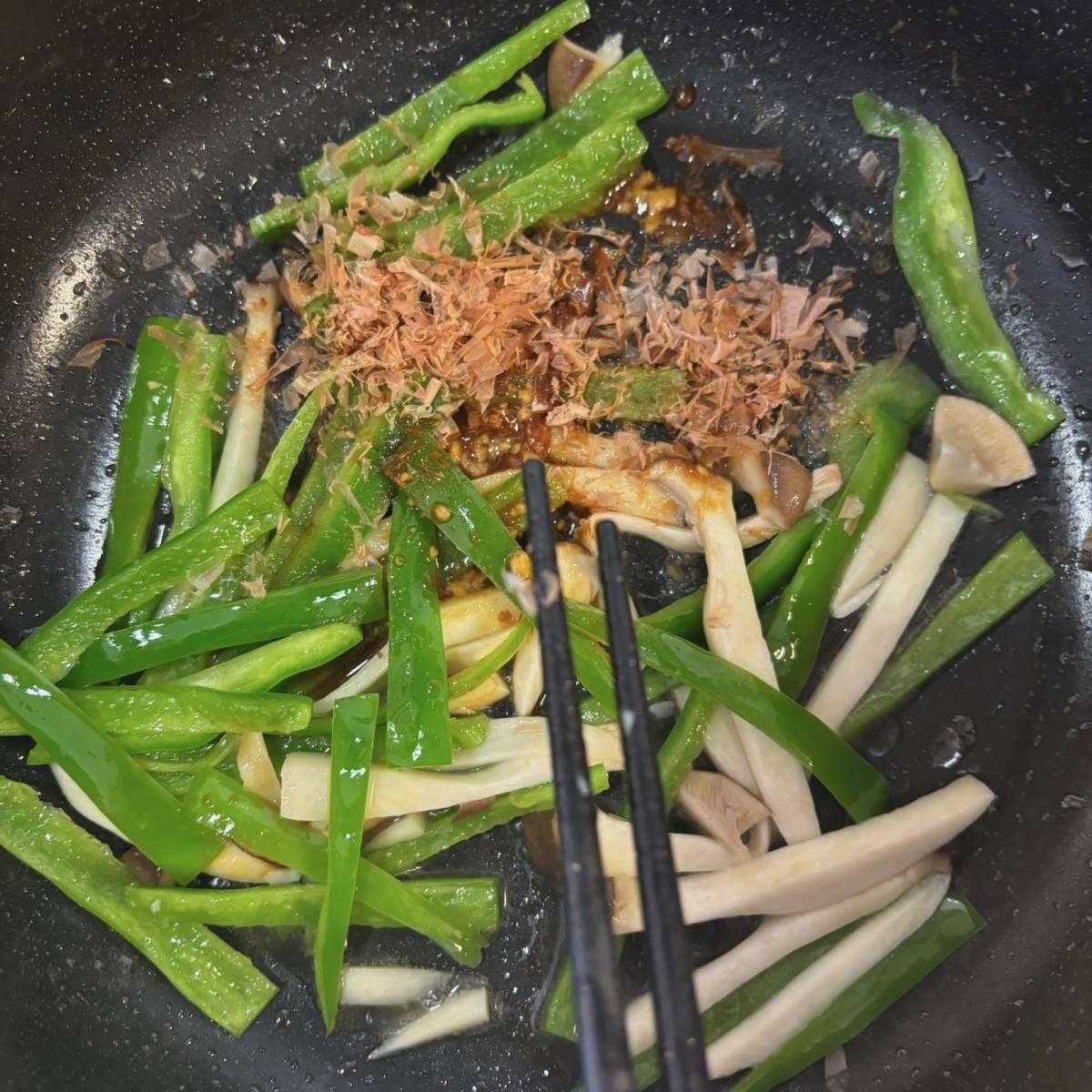 JAグループ公式の「ピーマンエリンギのおかか炒め」のレシピ