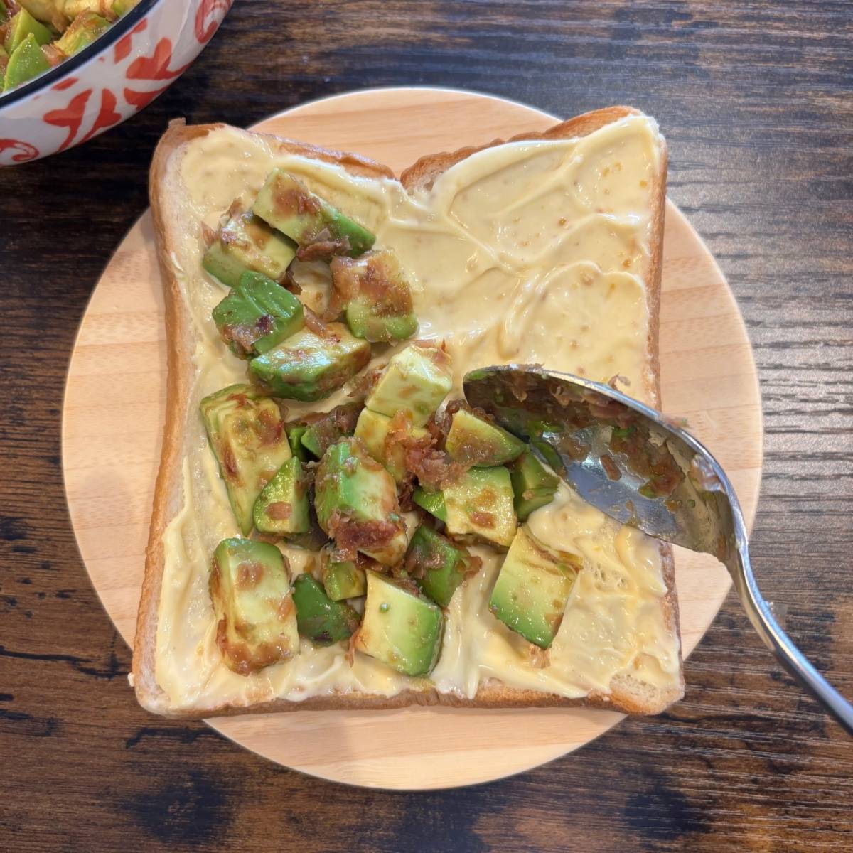 ヤマキ公式の「アボカドおかかトースト」のレシピ