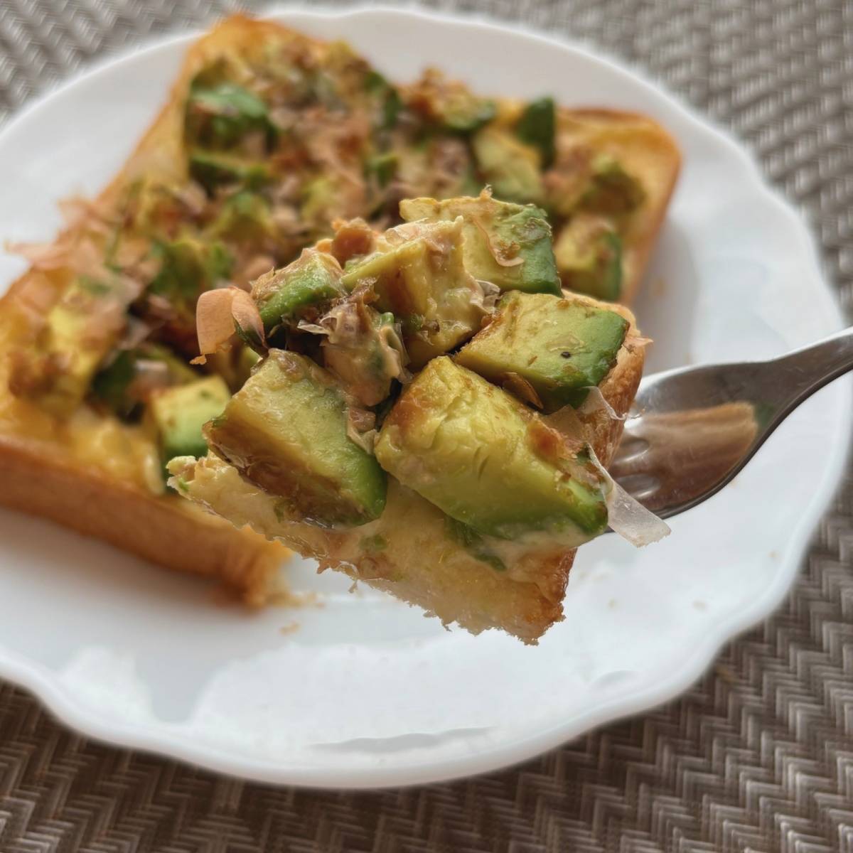 ヤマキ公式の「アボカドおかかトースト」のレシピ