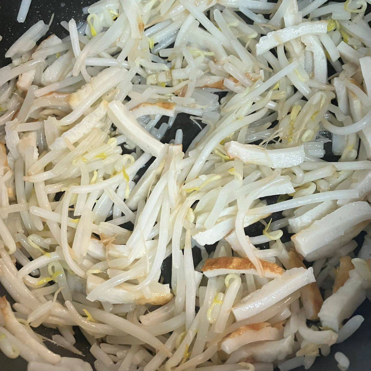 JAグループ公式の「もやしと玉ねぎとちくわの焼きそば♪」のレシピ