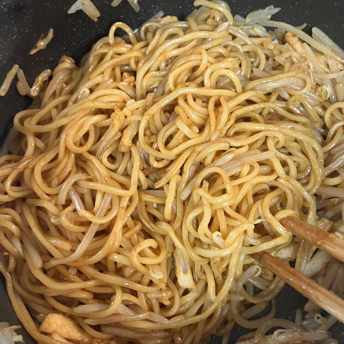 JAグループ公式の「もやしと玉ねぎとちくわの焼きそば♪」のレシピ