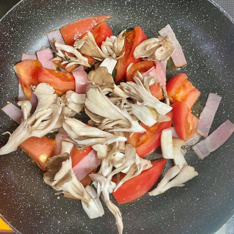 JAグループ公式の「トマトとベーコンとまいたけの炒め物」のレシピ