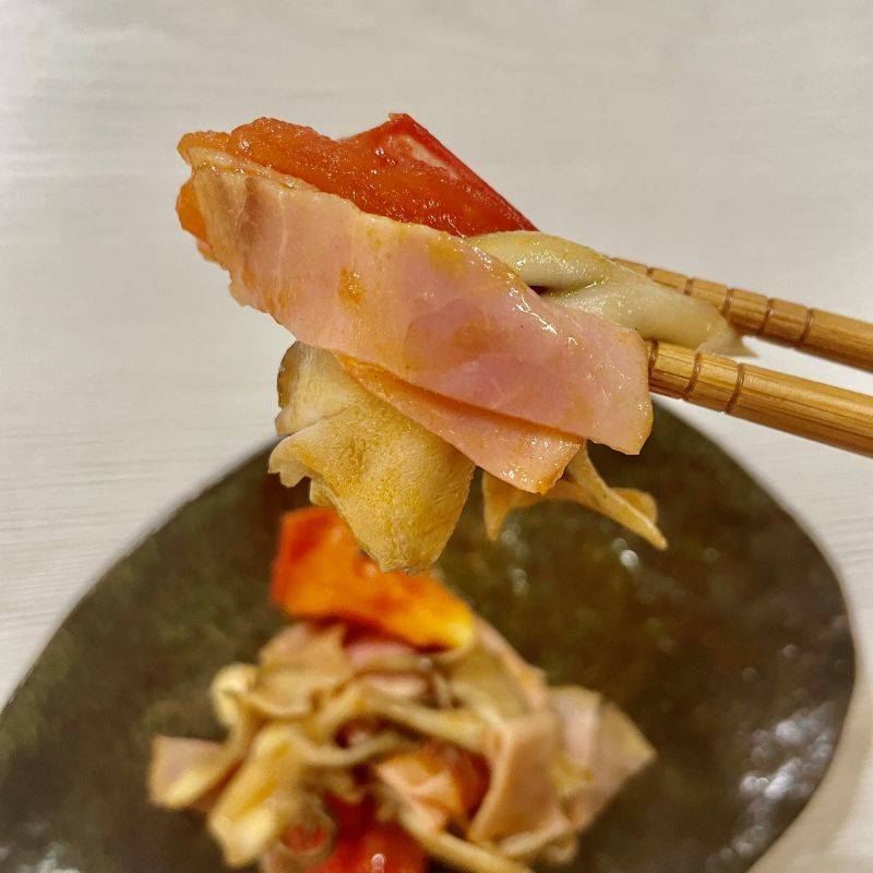 JAグループ公式の「トマトとベーコンとまいたけの炒め物」のレシピ