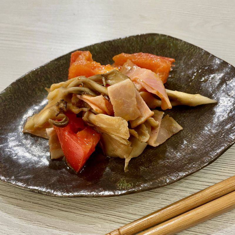 JAグループ公式の「トマトとベーコンとまいたけの炒め物」のレシピ