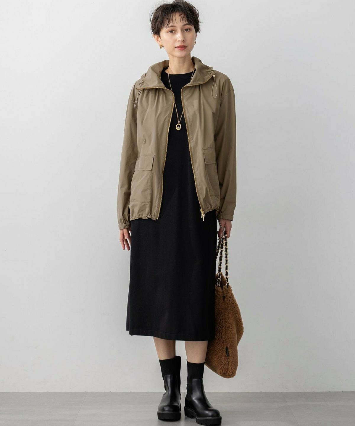 黒ニットワンピースコーデ