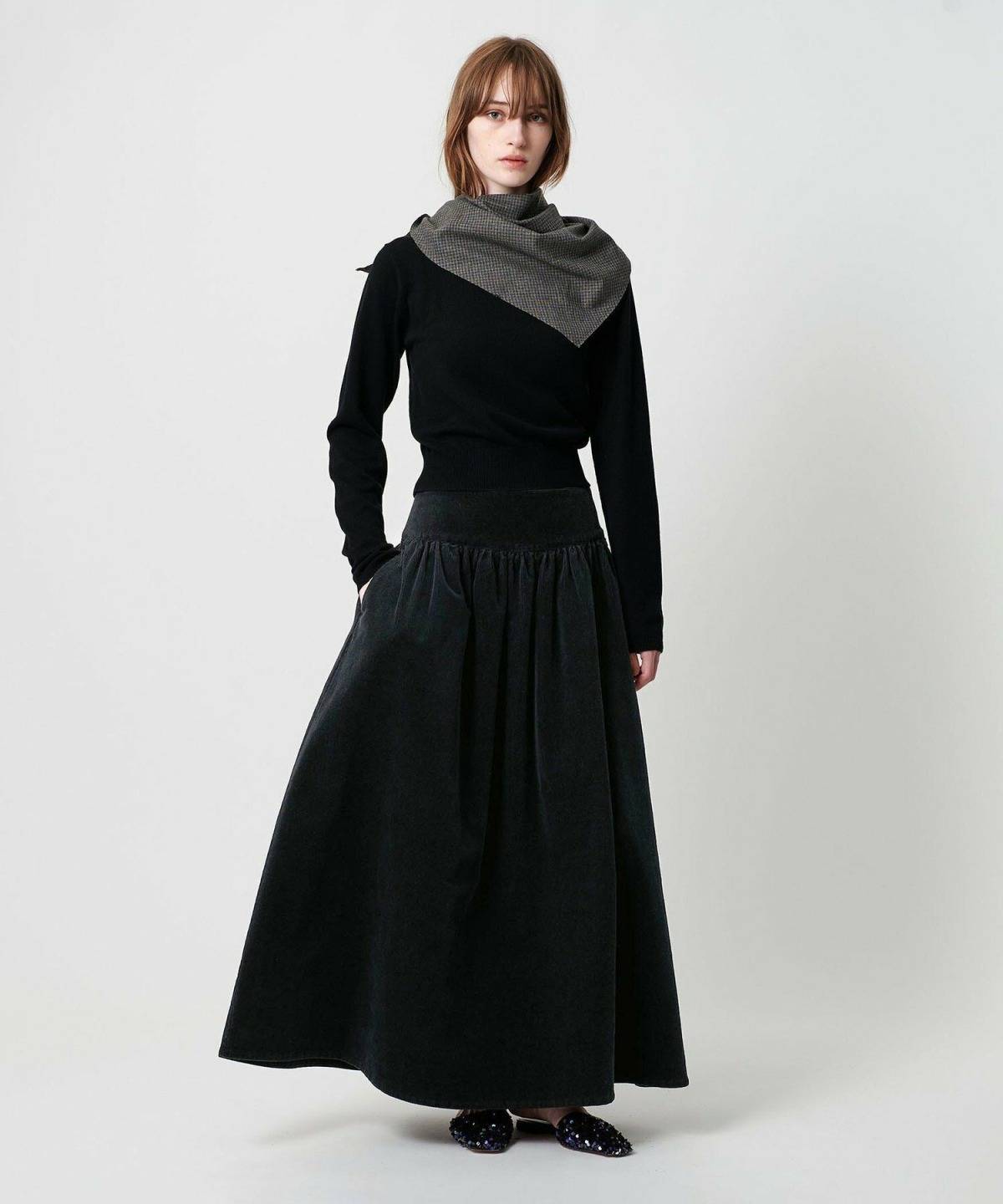 秋冬のコーデュロイスカートコーデ オールブラックコーデ