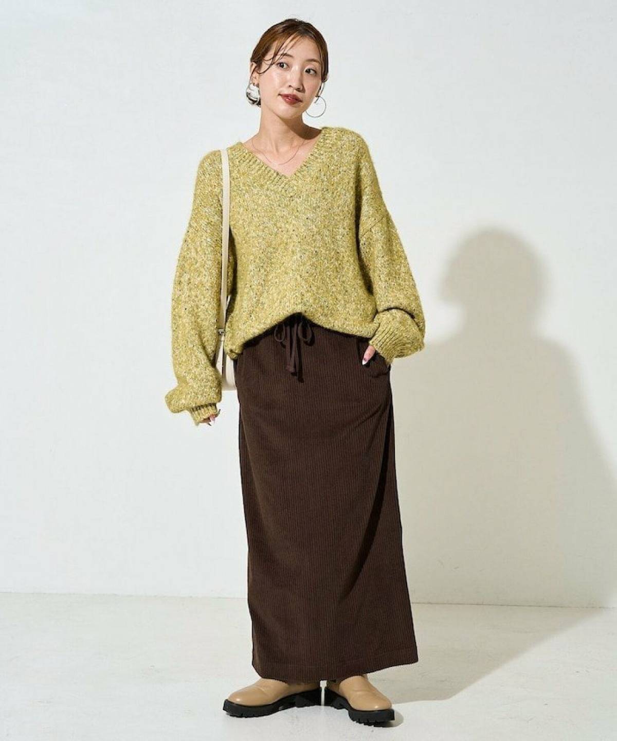 秋冬のコーデュロイスカートコーデ ゆるニット