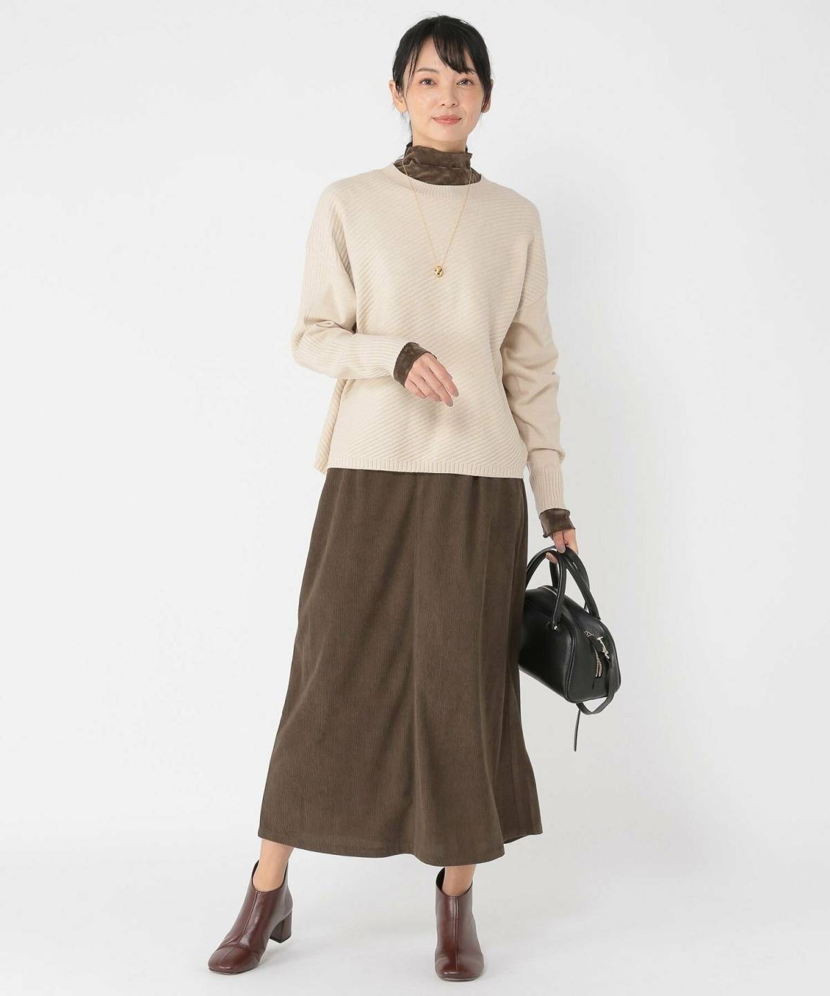 秋冬のコーデュロイスカートコーデ ベージュ×ブラウン