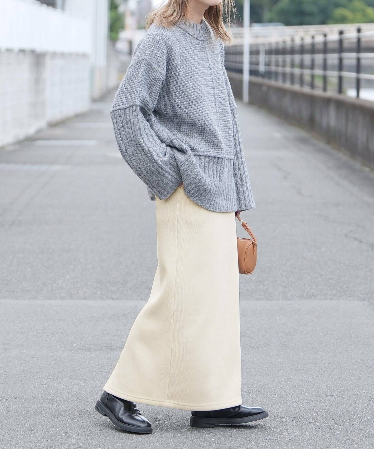 秋冬のコーデュロイスカートコーデ グレーニット×白スカート
