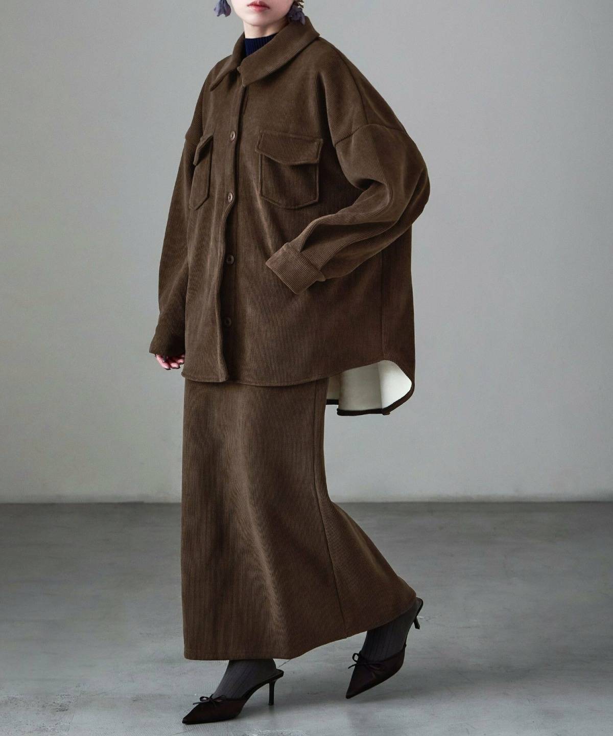 秋冬のコーデュロイスカートコーデ セットアップ風