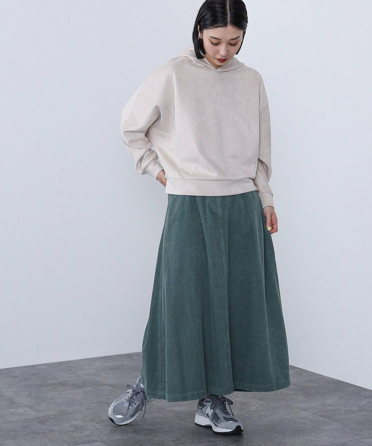 秋冬のコーデュロイスカートコーデ パーカー