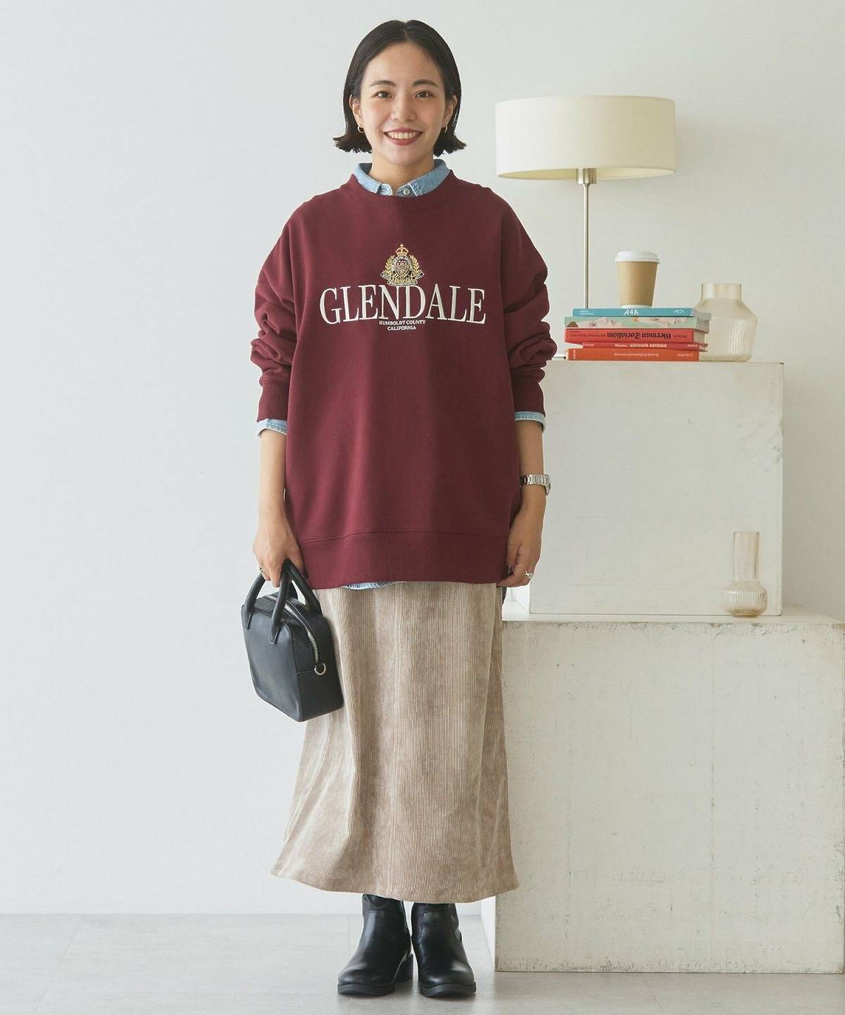 秋冬のコーデュロイスカートコーデ ロゴスウェット