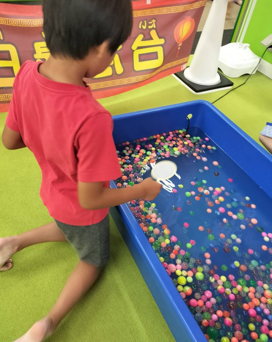 ファンタジーキッズリゾートで遊ぶ男の子