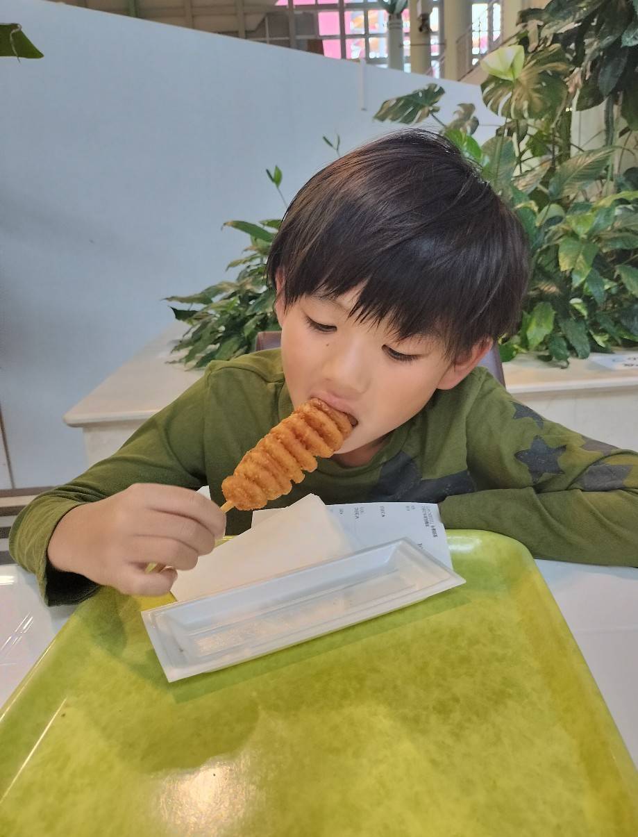 スパリゾートハワイアンズで食事をする男の子