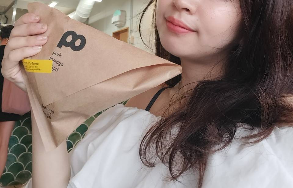 ポーたまの紙袋を持つ女性