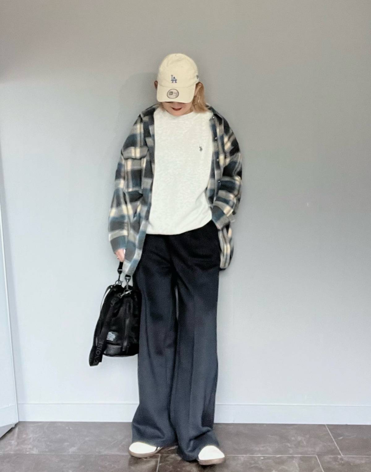 チェック柄のシャツをアクセントに♡