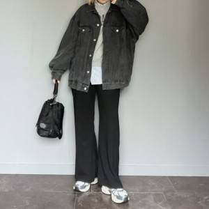 【2026年2月】着痩せ効果絶大……！太って見えない黒パンツコーデ5選