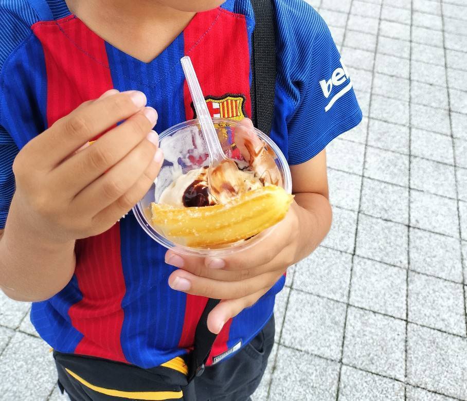 サッカーチームのユニフォームを着た男の子