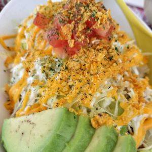 沖縄といえばやっぱりタコライス！きれいな海を眺めながらの絶品ランチ