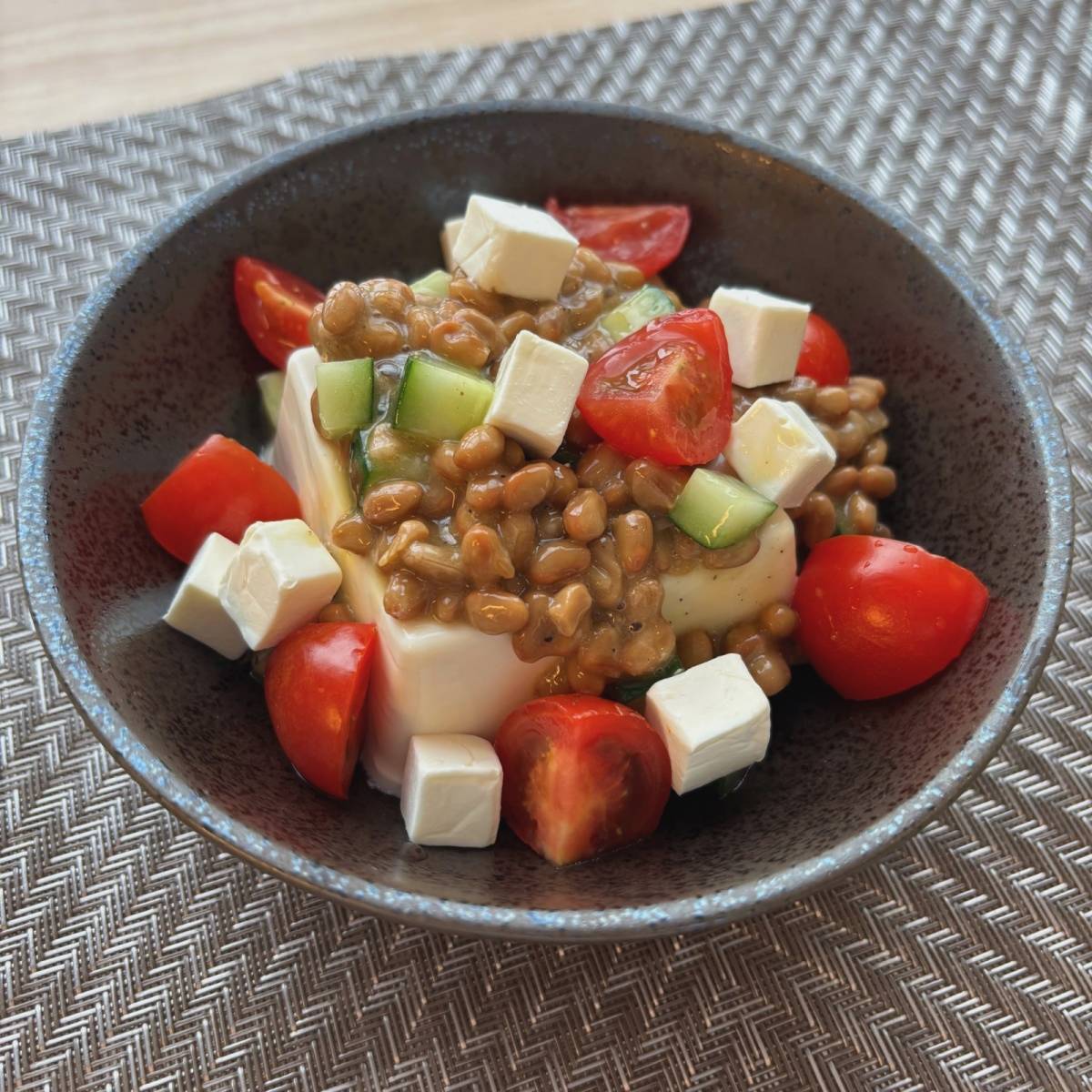 タカノフーズ公式の「トマトオリーブなっとうふ」のレシピ