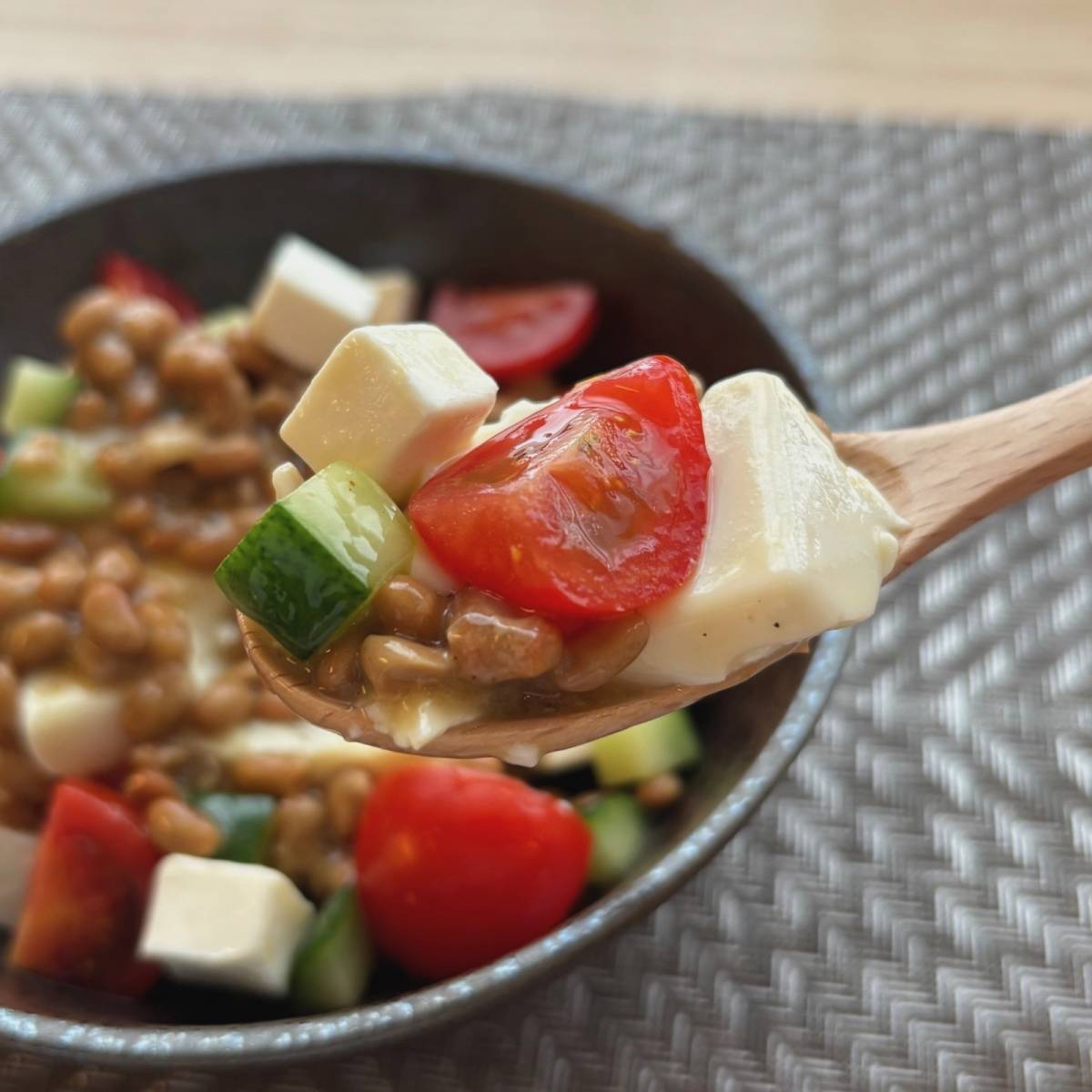 タカノフーズ公式の「トマトオリーブなっとうふ」のレシピ