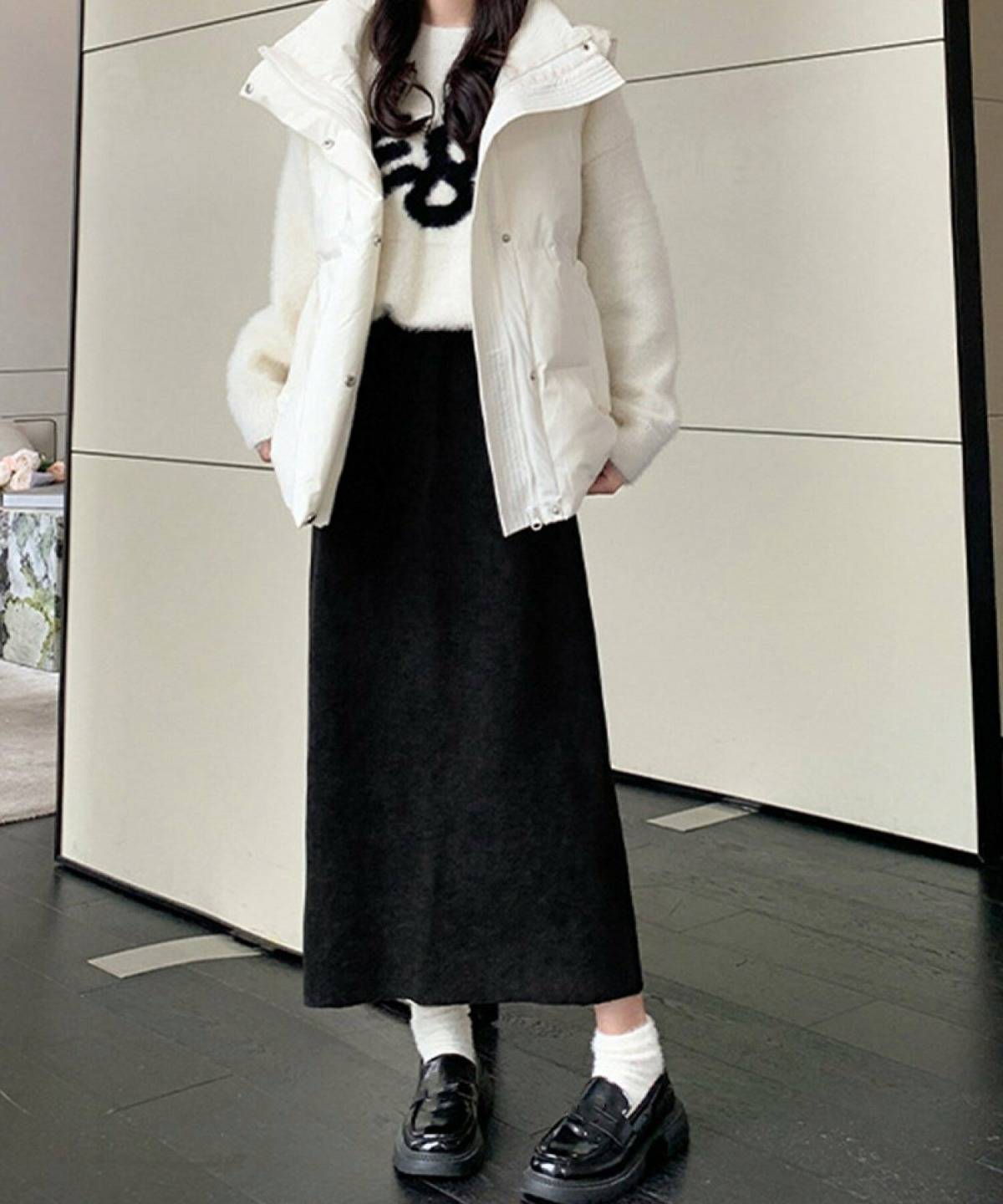 3月の北海道スカートコーデ ロゴ入りトップス ダウン