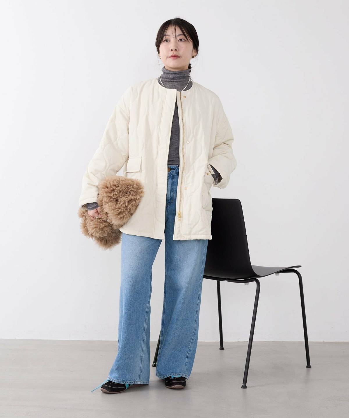 3月の北海道 パンツコーデ ジーンズ 白アウター タートルネック