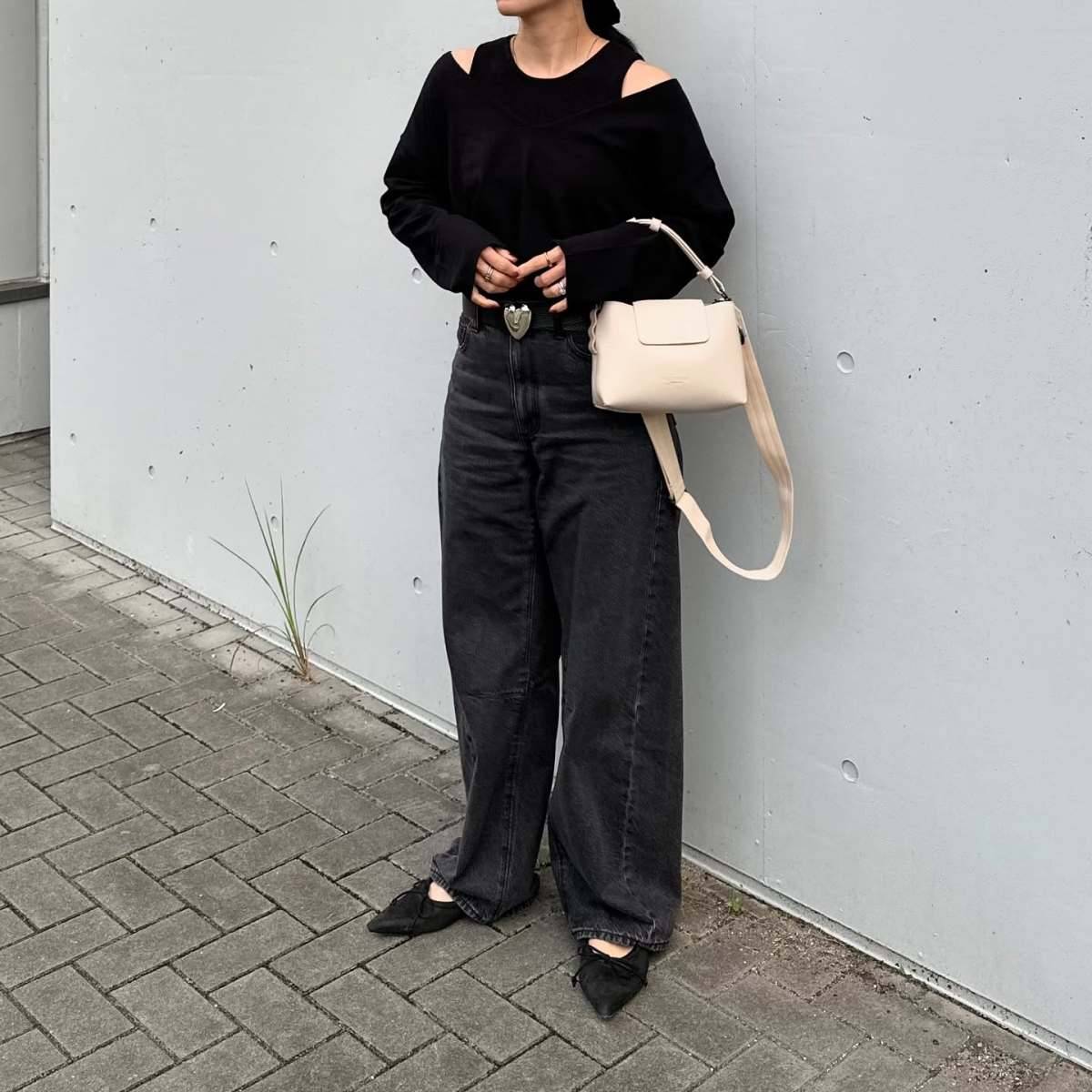 程よく肌見せをしたオールブラックコーデ