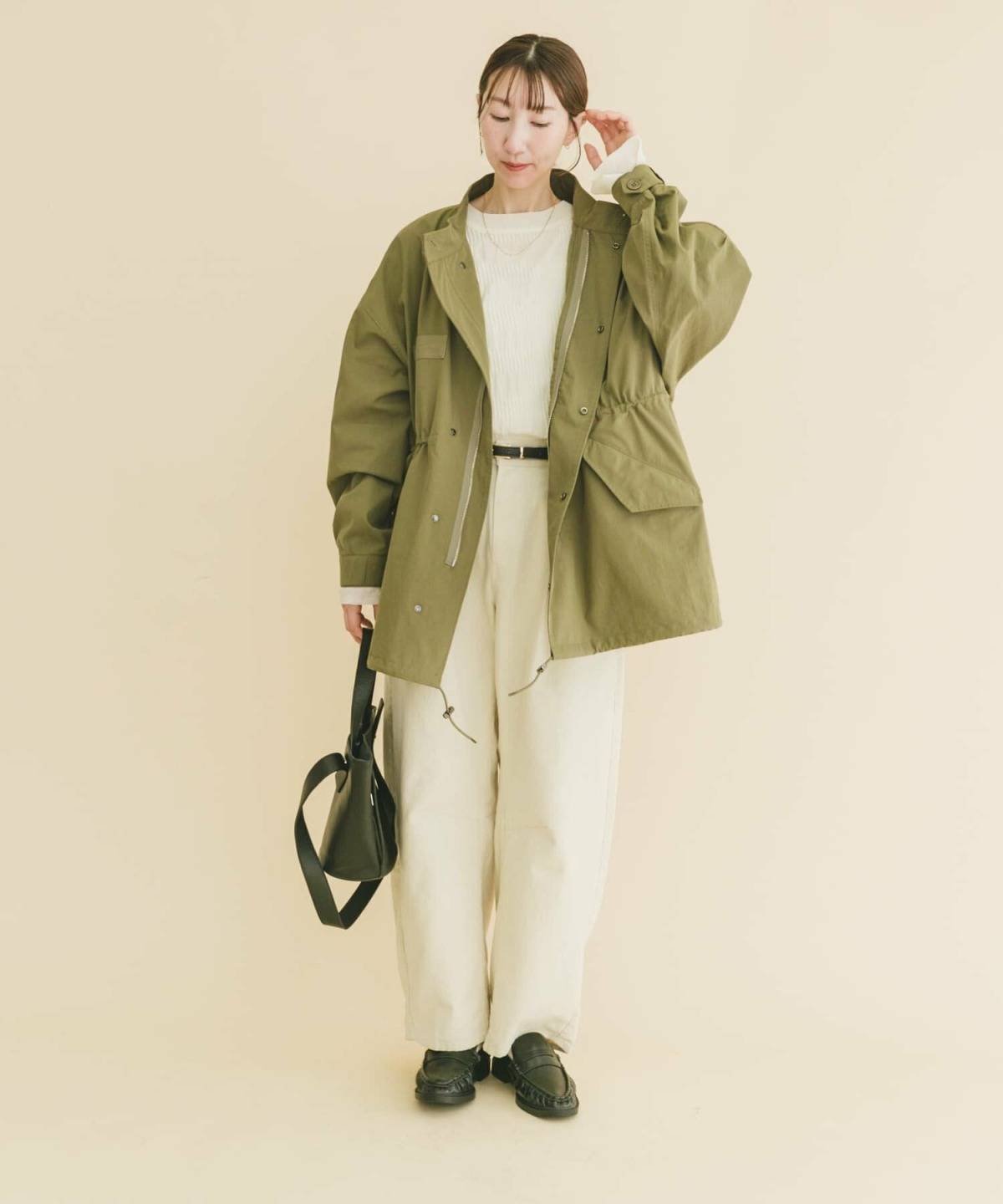 モッズコートレディースコーデ ホワイトコーデ ローファー