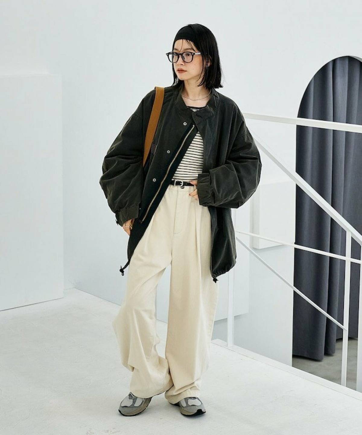 モッズコートレディースコーデ ボーダートップス 白パンツ