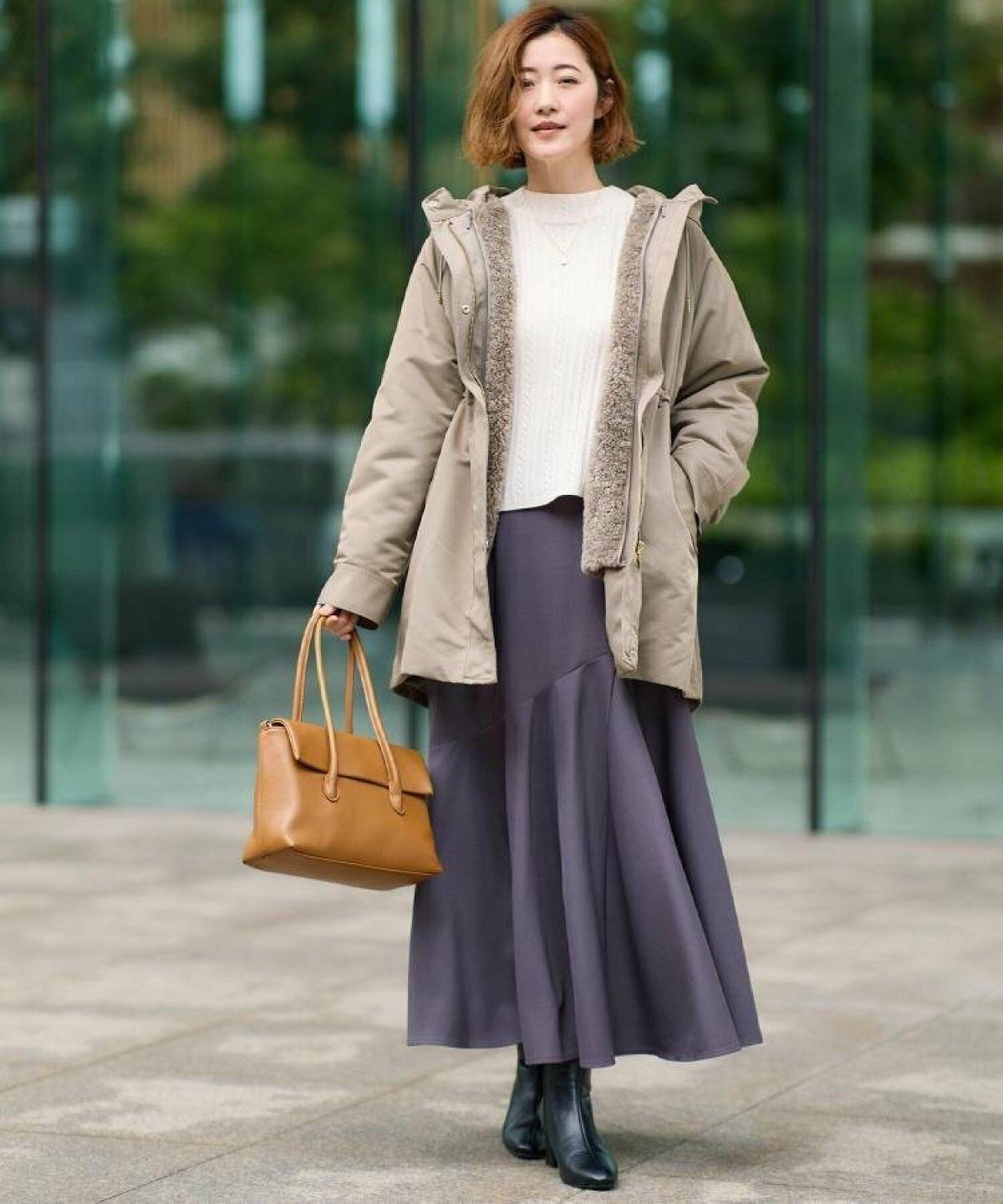 モッズコートレディースコーデ フレアスカート 白トップス