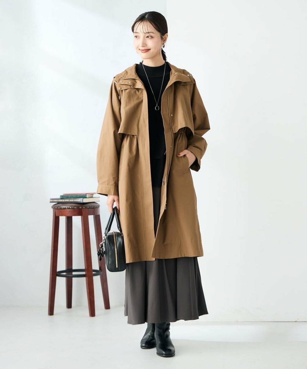 モッズコートレディースコーデ キャメル 黒ニット スカート