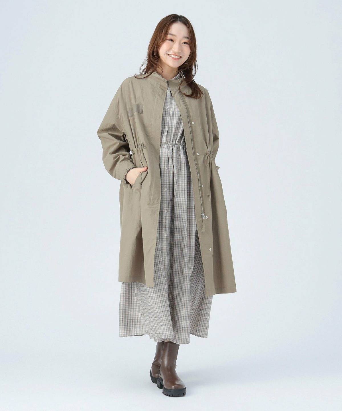 モッズコートレディースコーデ チェックワンピース ブーツ