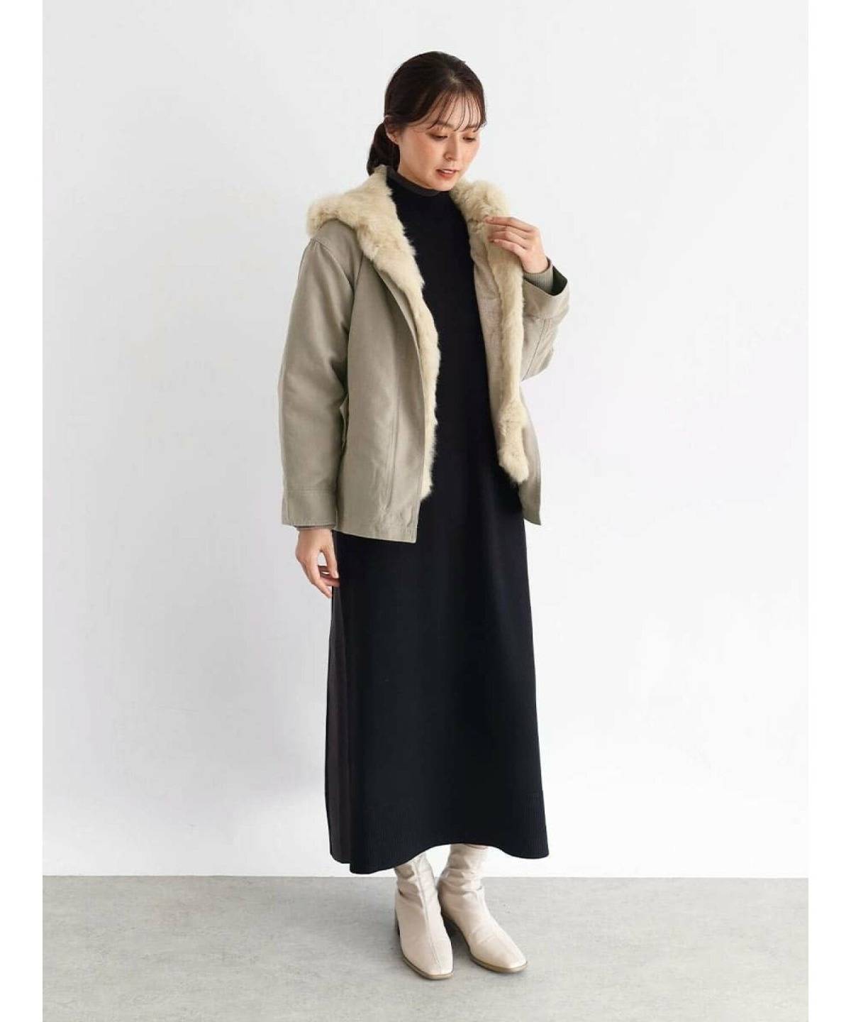 モッズコートレディースコーデ 黒ワンピース 白ブーツ
