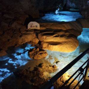 神秘的な空間にうっとり♡夏でも涼しいおきなわワールドの「青の泉」