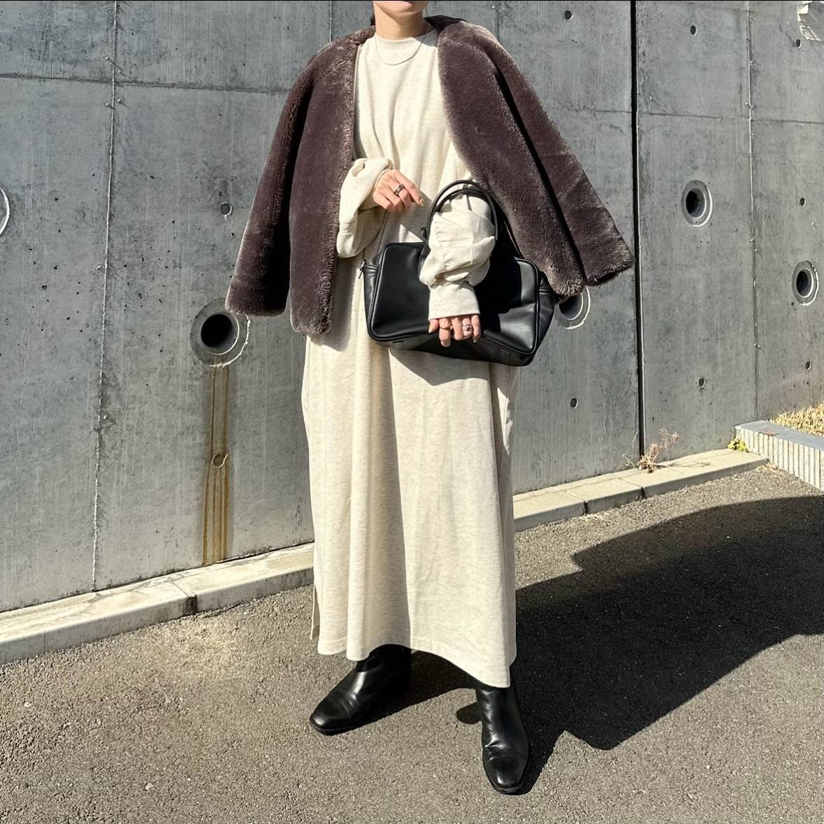 ボアコートを肩掛けする♡