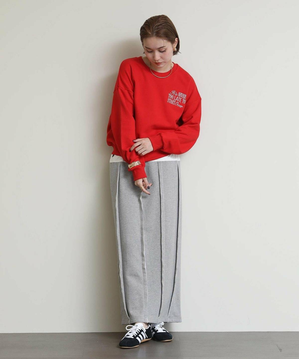 3月の大阪スカートコーデ スウェット スニーカー