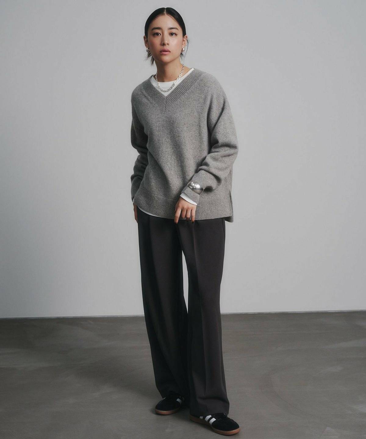 3月の大阪パンツコーデ グレーニット