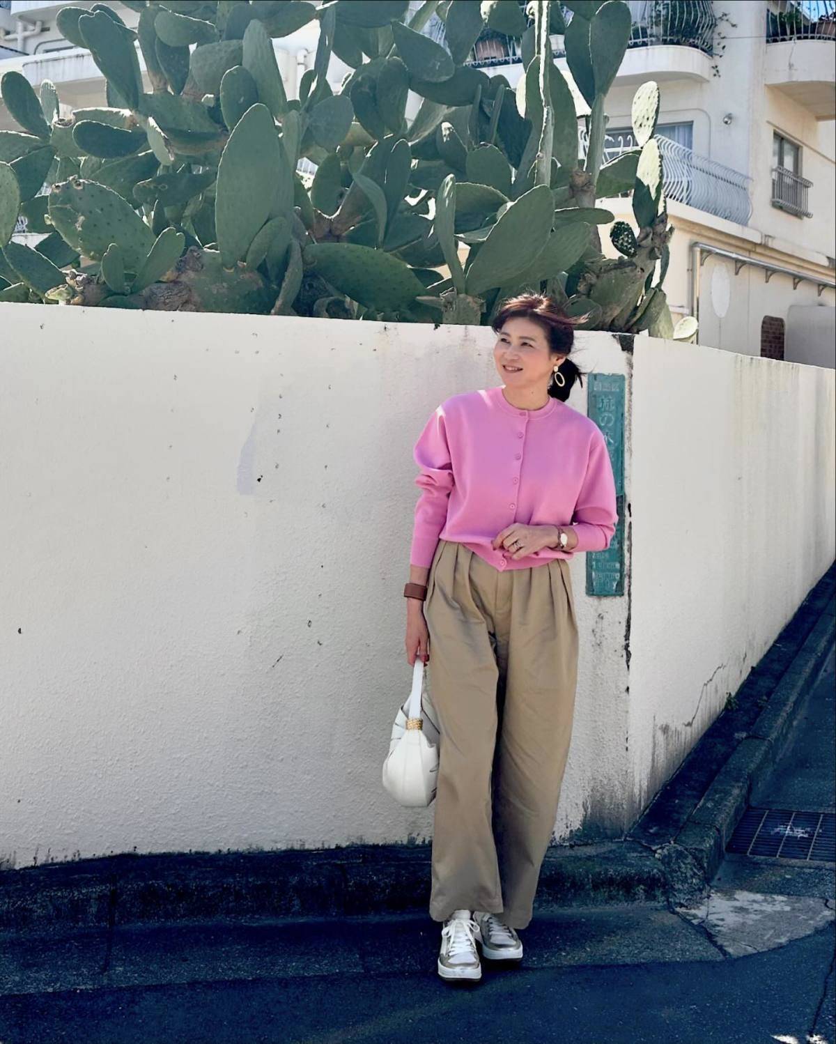 ピンクのカーディガンで華やかに！