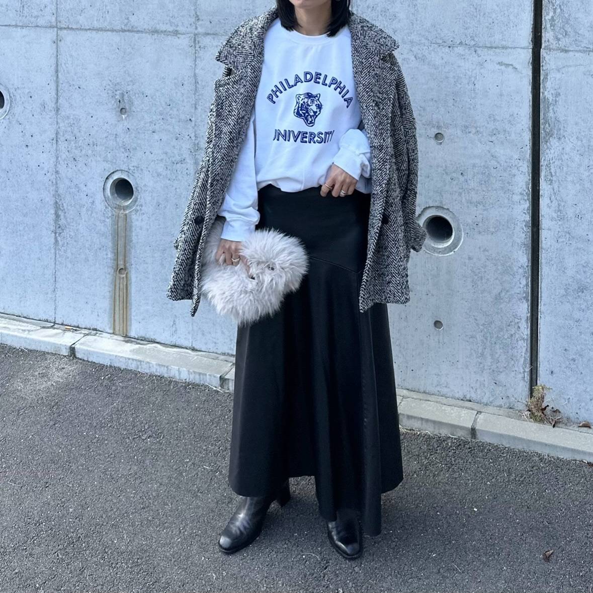 コートを肩掛けする♡