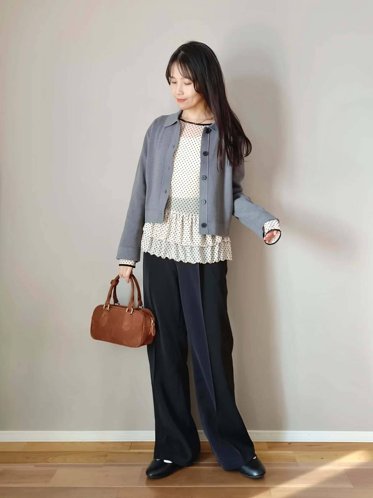 シアー素材のトップスの上に羽織る！