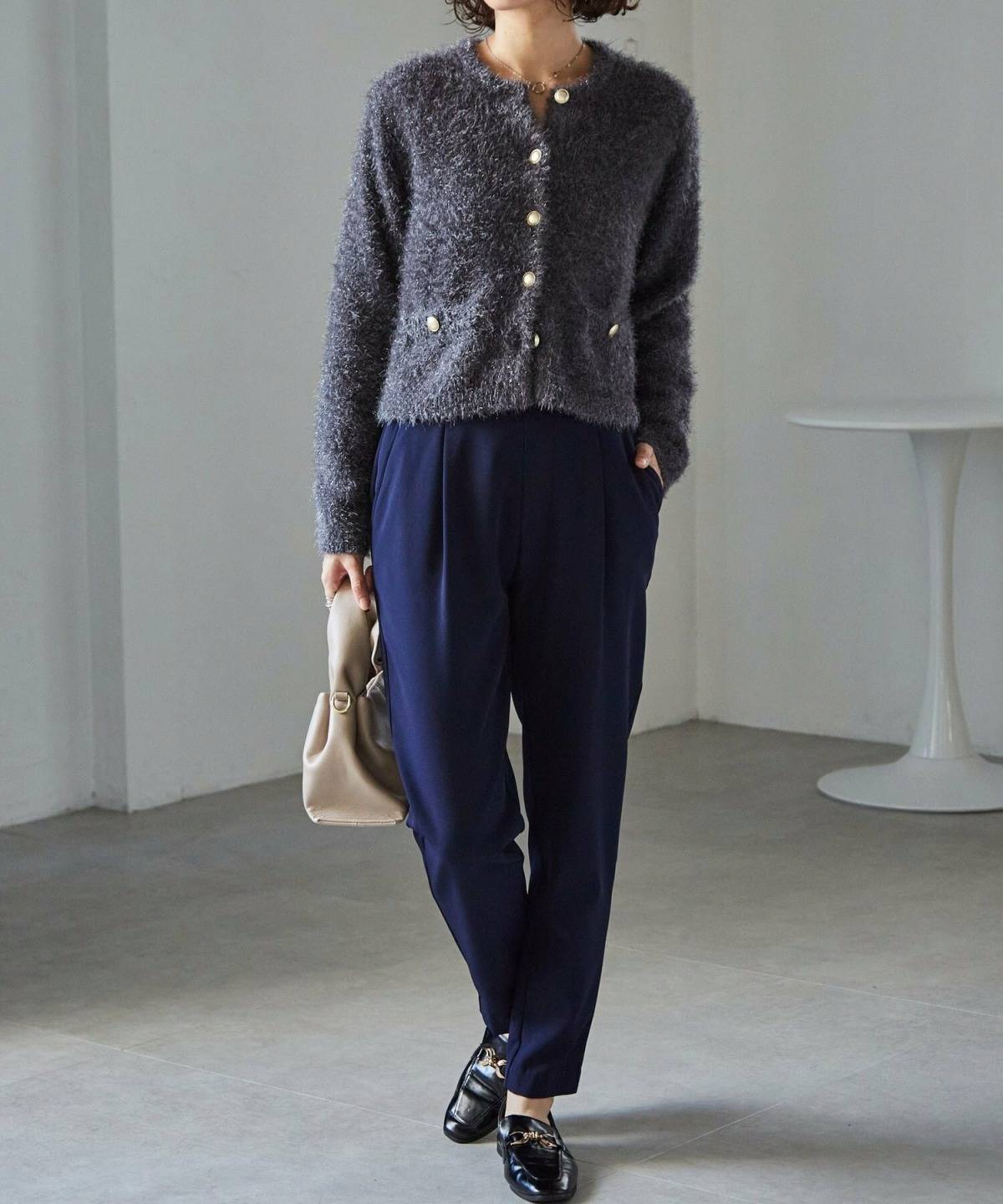 テーパードパンツ冬コーデ カーディガン