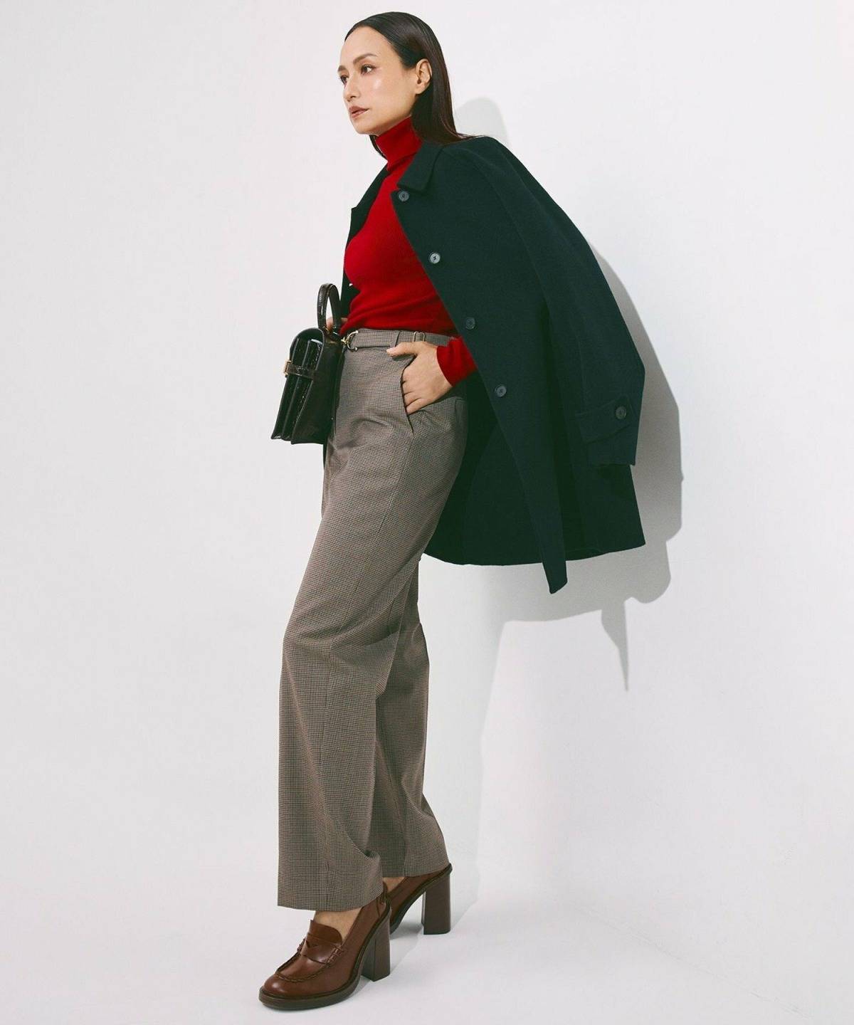 冬のテーパードパンツコーデ ショート丈コート タートルネック