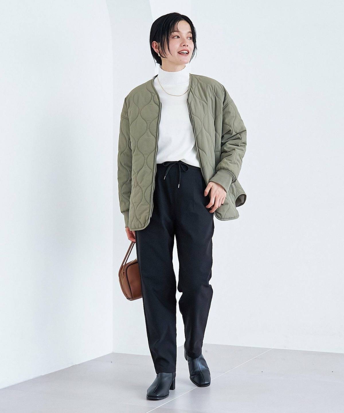 冬のテーパードパンツコーデ 黒 キルティングブルゾン