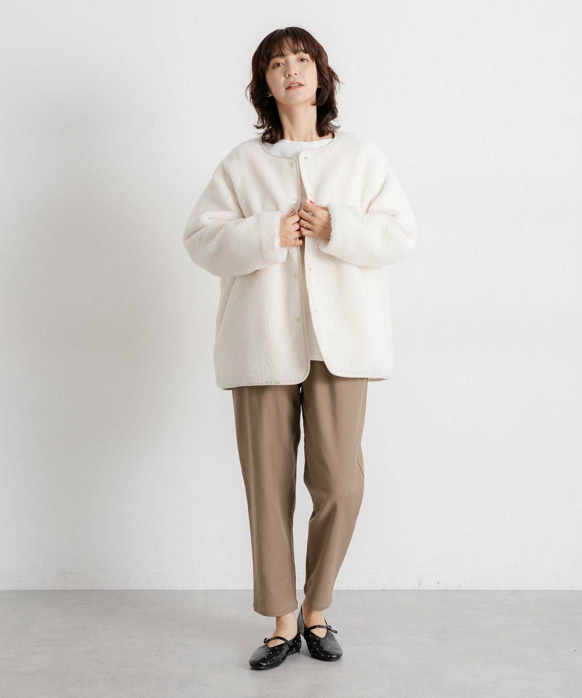 冬のテーパードパンツコーデ バレエシューズ ボアジャケット