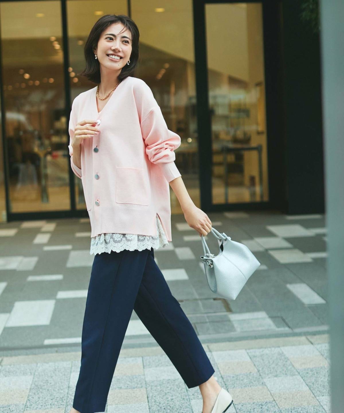 4月の京都コーデ きれい色カーディガン テーパードパンツ