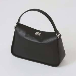 【2026年初春】上品にキマる！大人女子にふさわしいコンパクトなハンドバッグ3選