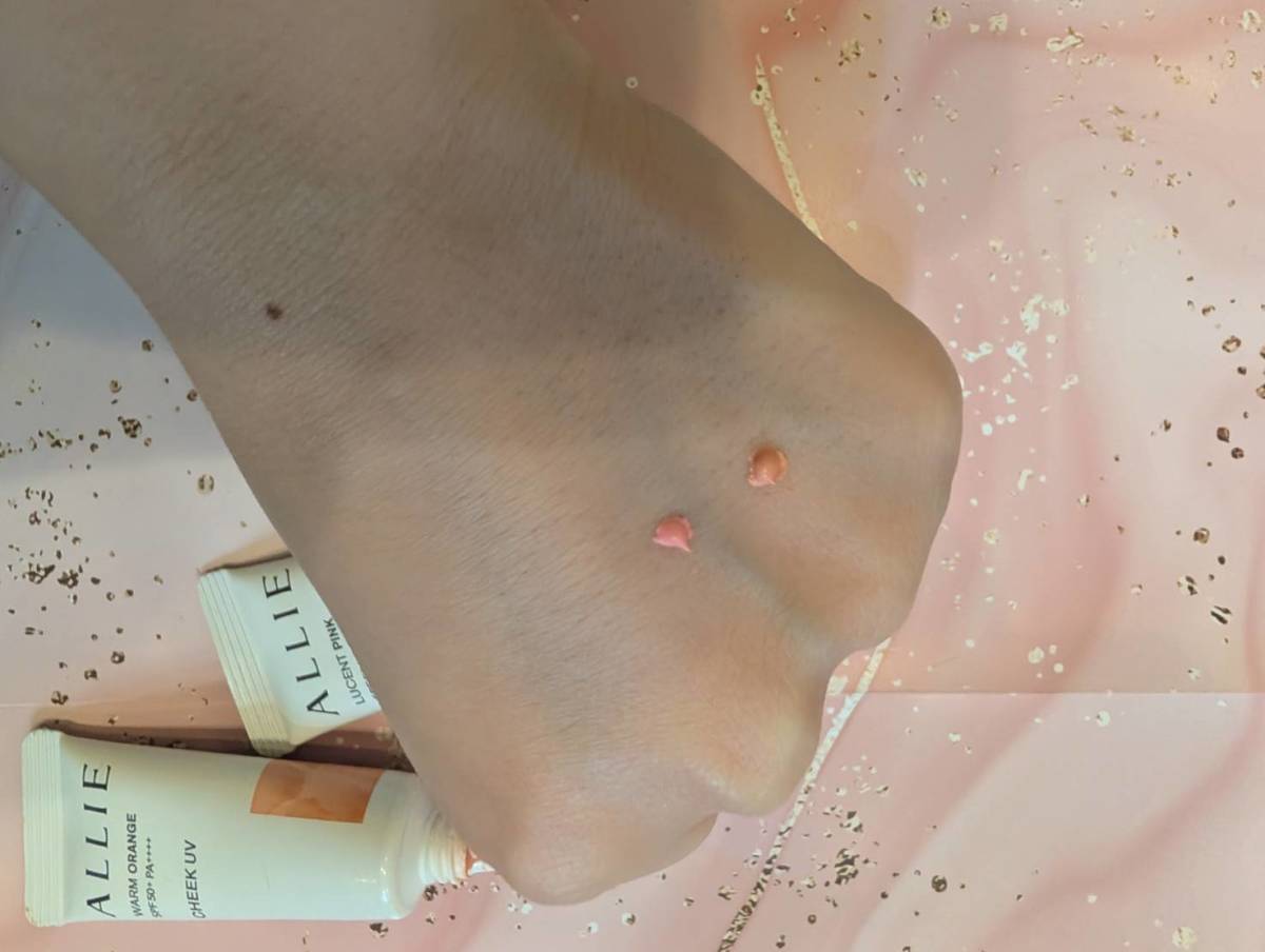 ALLIE クロノビューティ カラーオンUV チークを手に塗ったところ