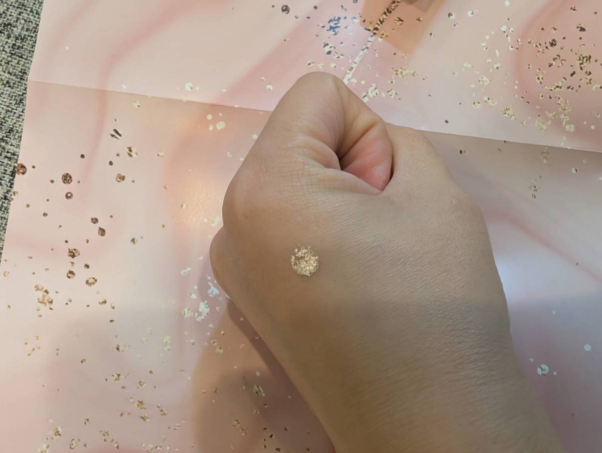 フジコ シェイクシャドウ SV05 ときめきグリッター 手にのせたところ